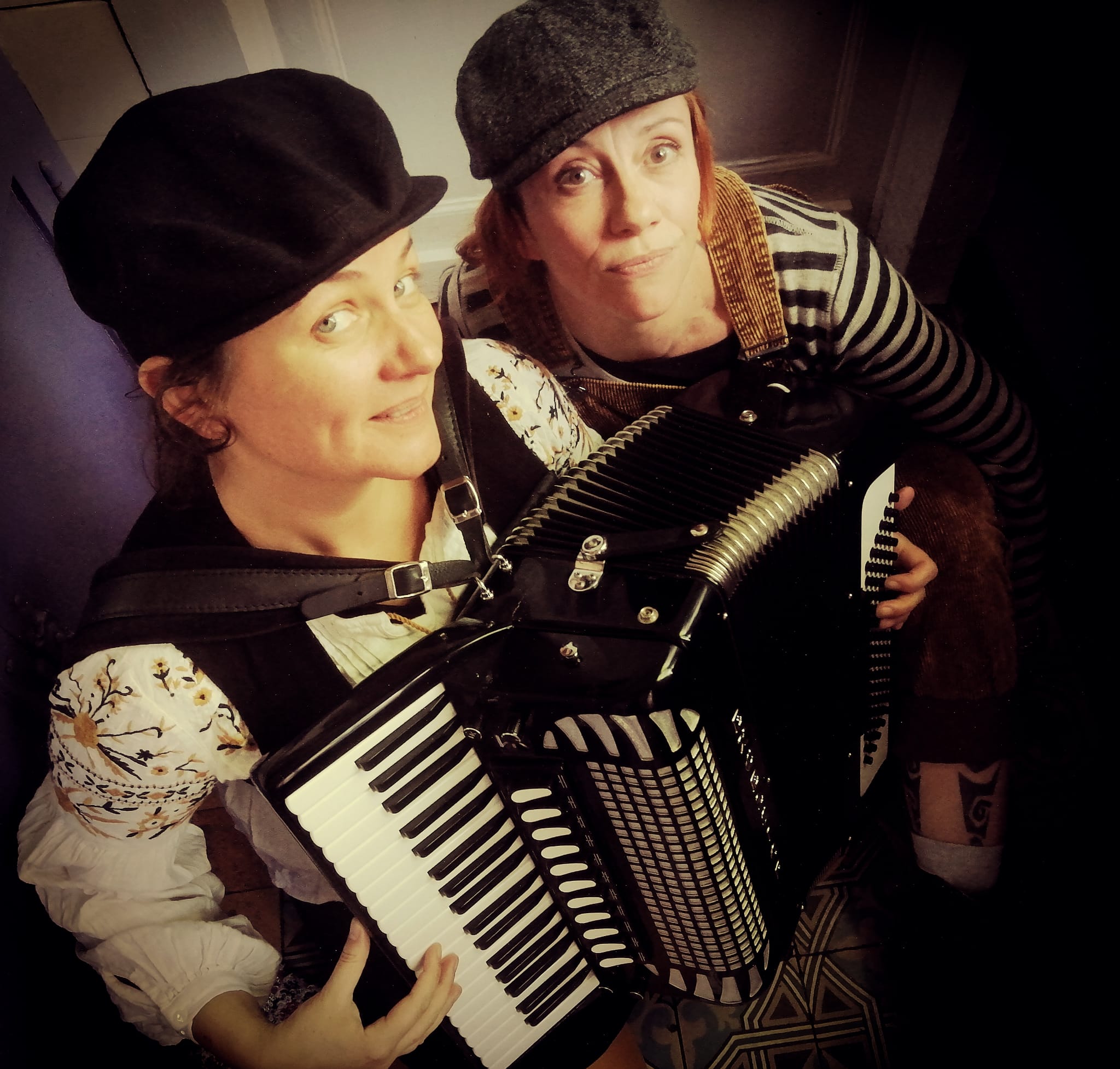 l'accordéoniste chanteuse Clémence Vandaele et la conteuse Vanissa Micheau en costume de gavroche