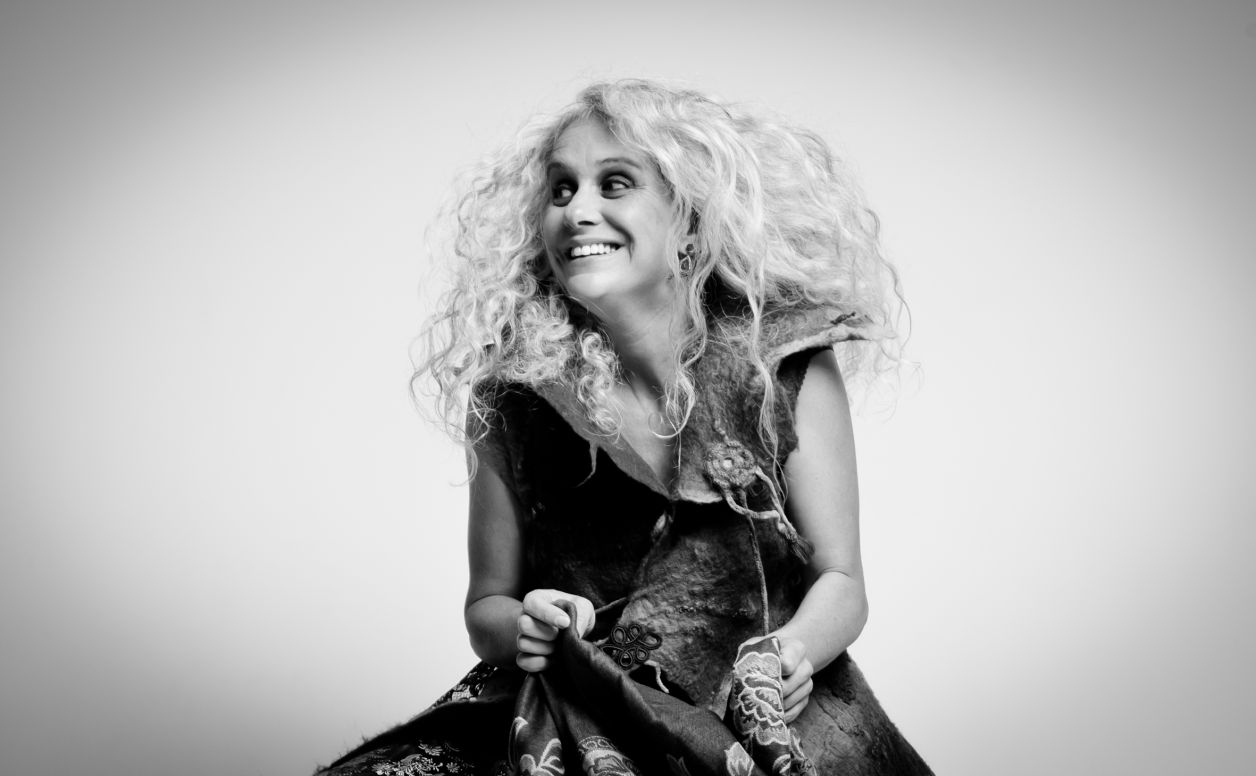 Stéphanie Jancar conteuse et comédienne en tenue de scène