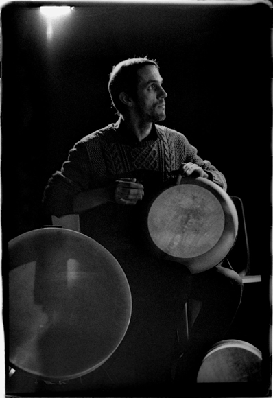 Antoine Morineau au Zarb à la percussion traditionnelle iranienne