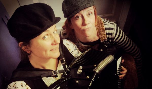 l'accordéoniste chanteuse Clémence Vandaele et la conteuse Vanissa Micheau en costume de gavroche